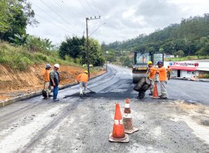 Rua Augusto Brandt recebe primeira camada asfáltica